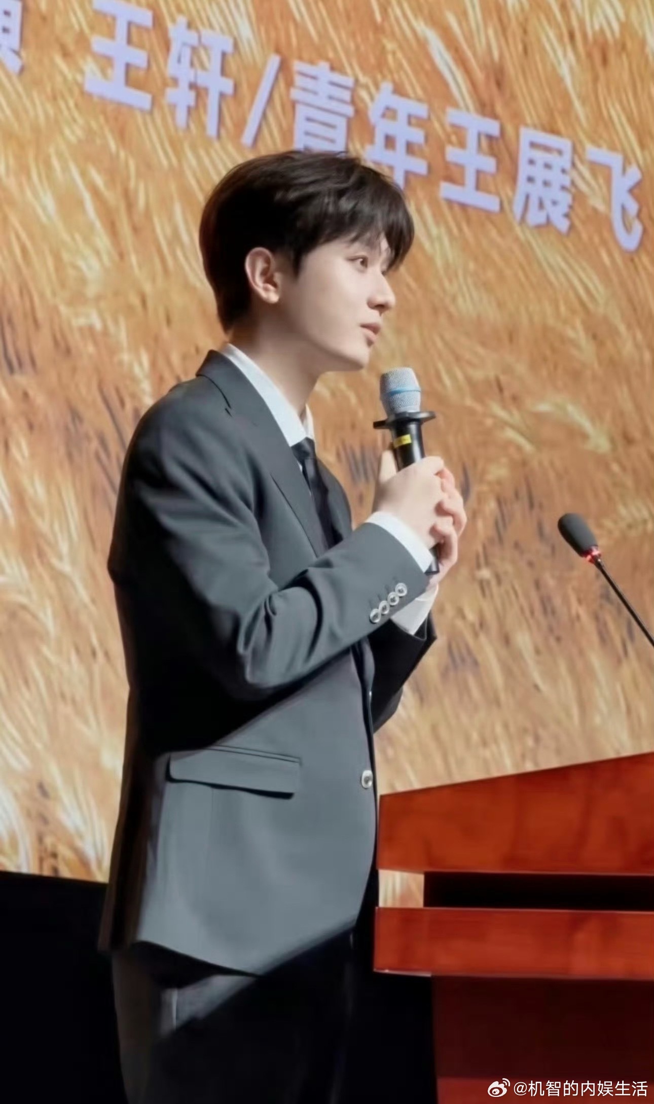 网友说影视寒冬里成毅中暑了。哈哈哈哈哈哈最头部的演员是这样，闷声做大事也是ee老