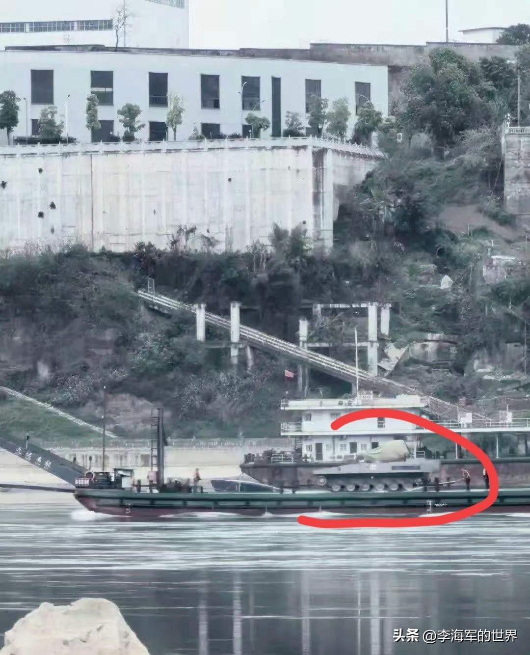 什么东东？100式无人车？
要是无人车也太大了。
