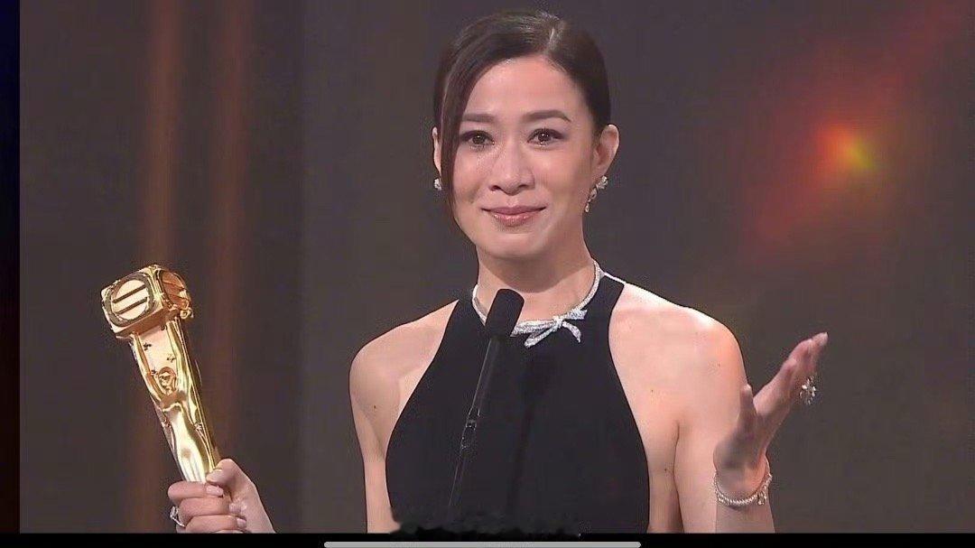 万千星辉颁奖典礼2025最佳女主角：佘诗曼（新闻女王2）TVB史上首位四届视后最