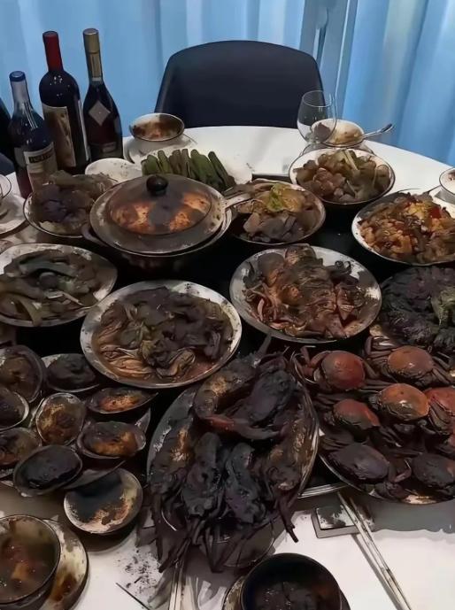 本以为是深夜暗黑料理大赛，细看才知道是特色烹饪风格。
刷到一桌宴席实拍，盘盘菜品