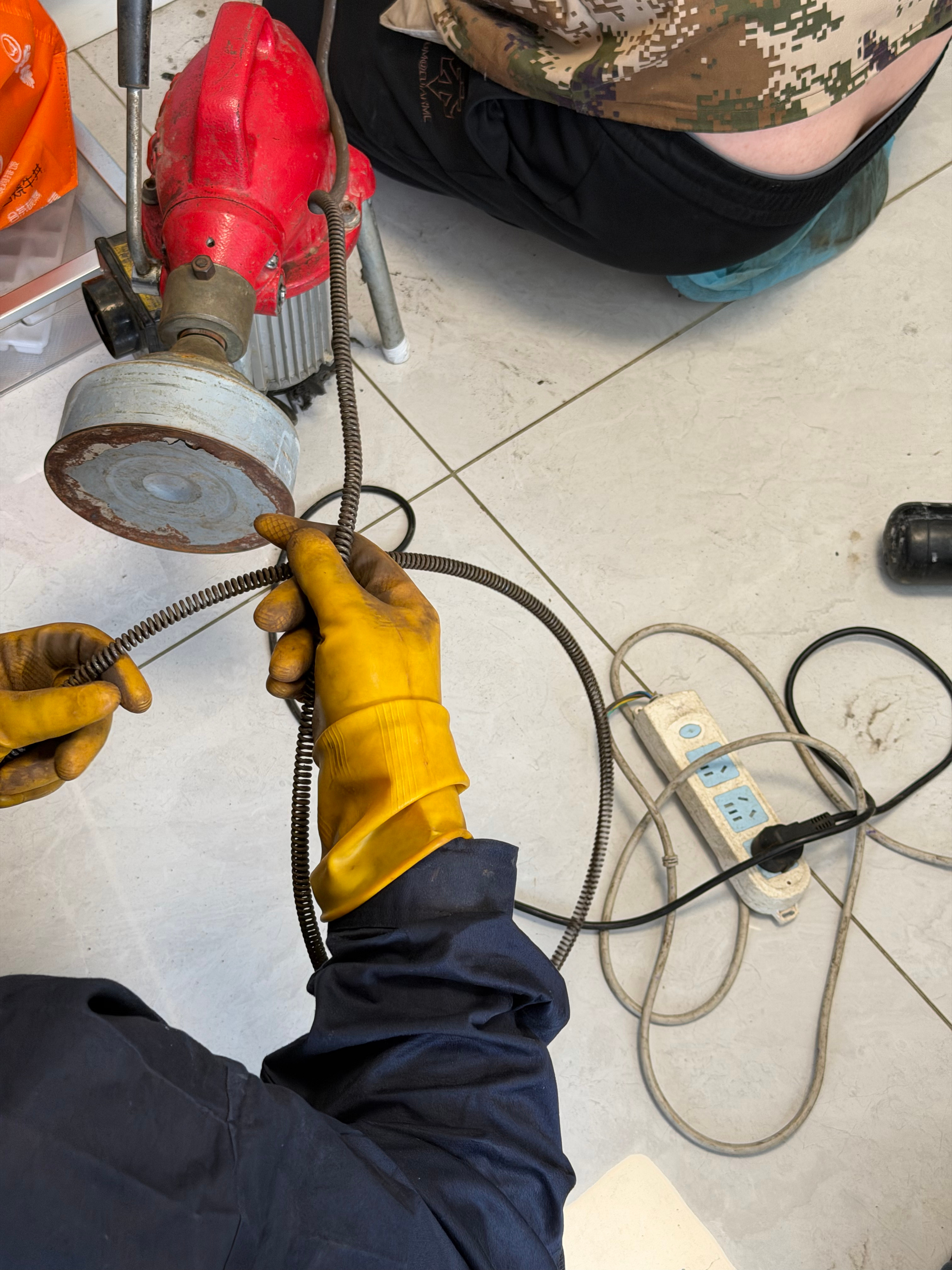 艹，家里下水堵了，找了个通下水的。好消息：下水通了。坏消息：通下水的弹簧现在拿不