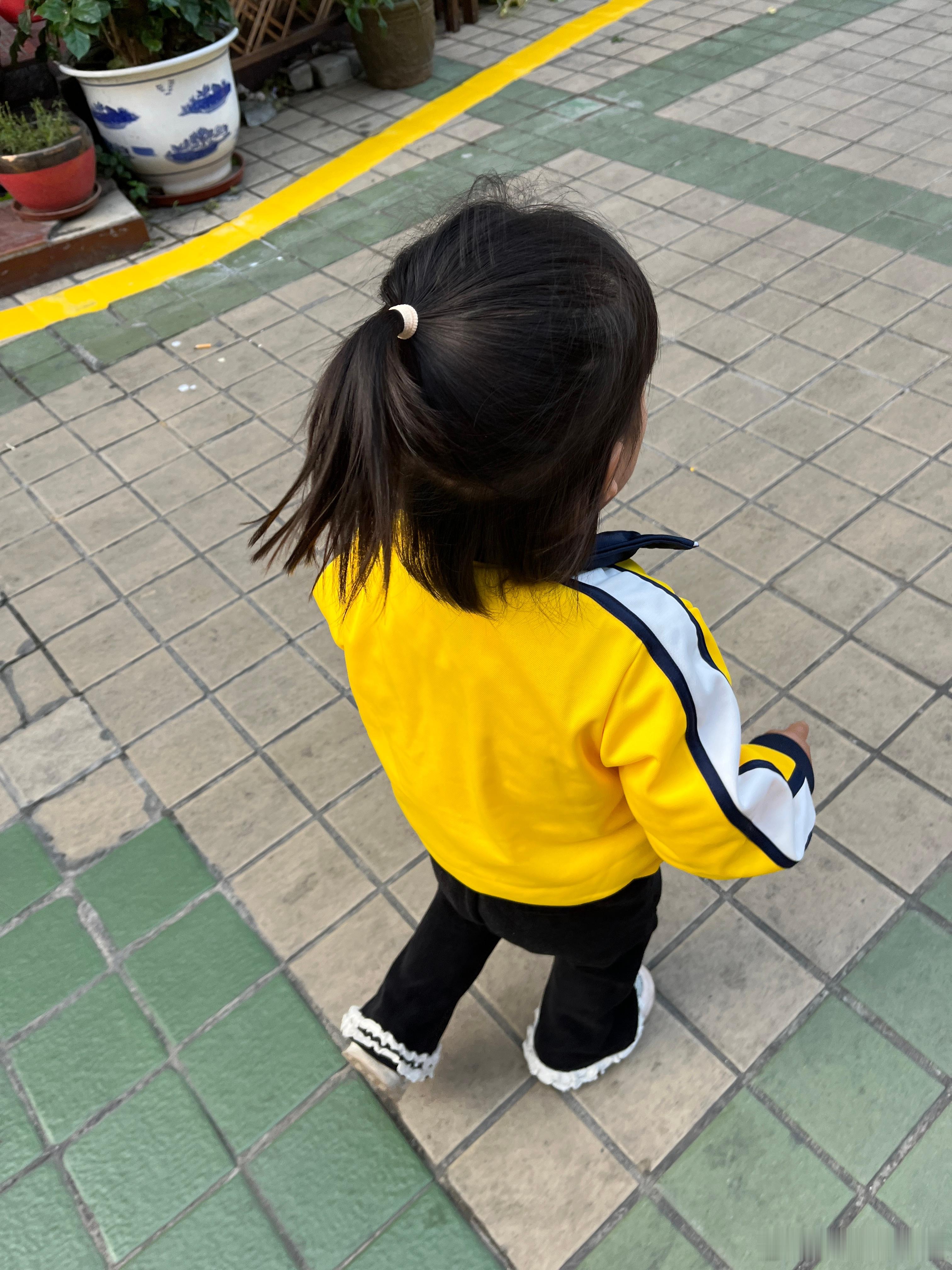 原来今天周五，我还以为今天礼拜四，看来我的时间又过慢了。现在还知道给妈妈画饼，昨