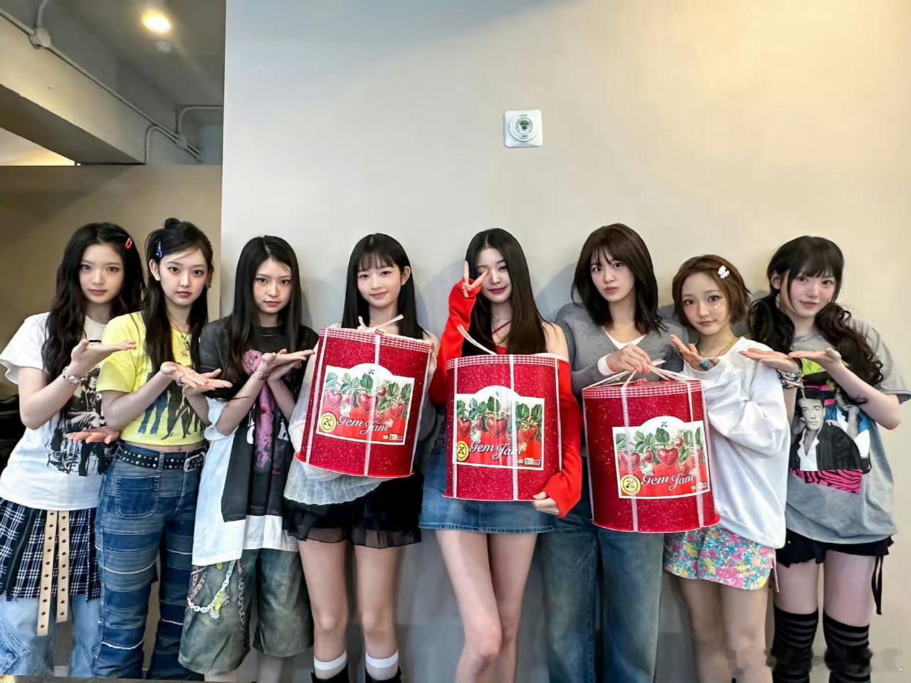 【twi.】IVE和KiiiKiii的同框图 ​​​
