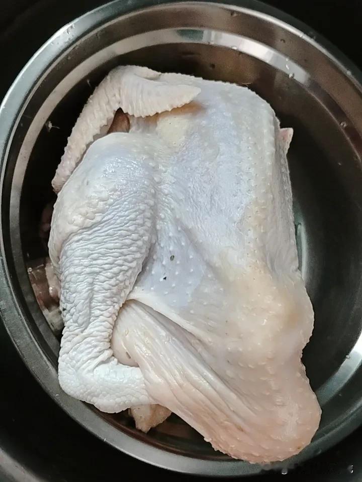 很多时候人都是逼出来的，就比如说我摆弄这只鸡吧，记得在我娘家的时候，我从来不会干