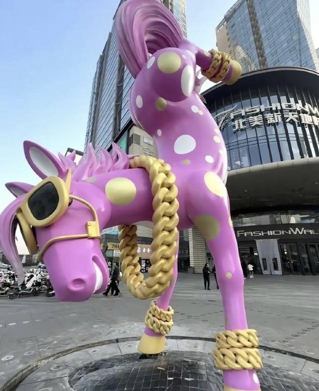 太原北美新天地商场的“头逆马”雕塑一夜之间被拆除，背后究竟发生了什么？
太原北美