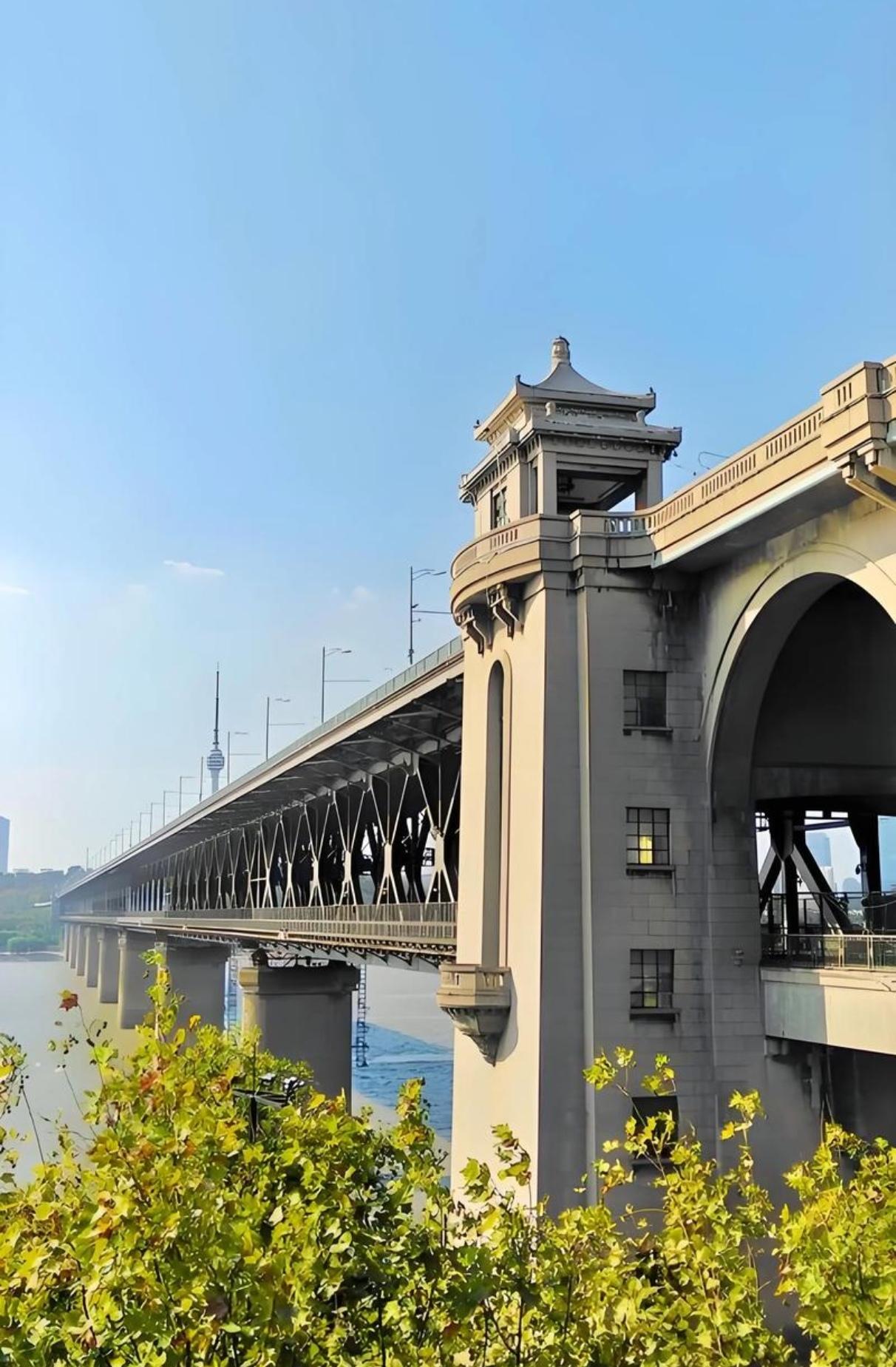 中国哪里的山水最好、风景最美长虹贯大江，雄姿立江城。武汉长江大桥如巨龙横卧江面，