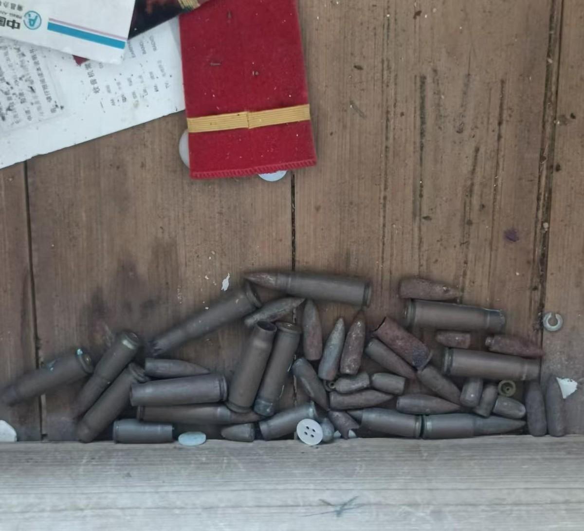 爷爷抽屉里发现一堆子弹，男朋友让我用钳子拔掉弹头确认里面有没有火药。铜的，锈得发