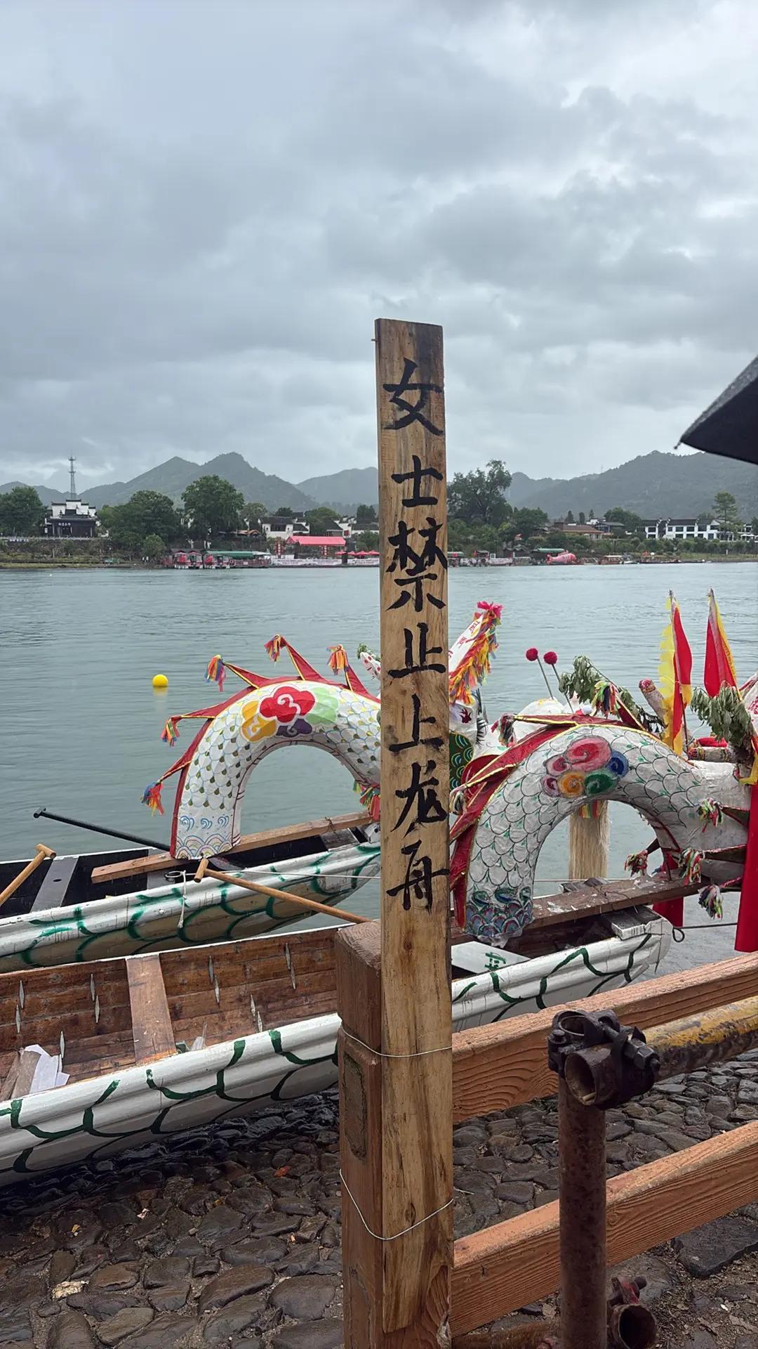 贵州施秉龙舟短视频短短两天刷屏全网，女游客坐船被颠簸得外衣滑落，大批网友质疑是团