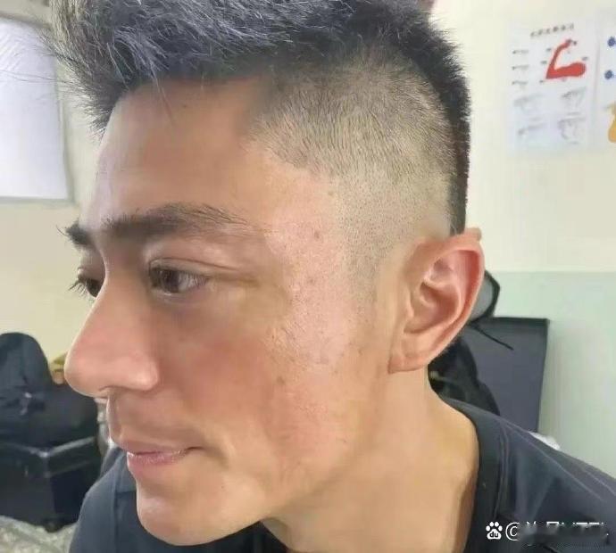 这才是最真实的霍建华，没有美颜，没有化妆，脸上有些许皱纹，也有斑点。 