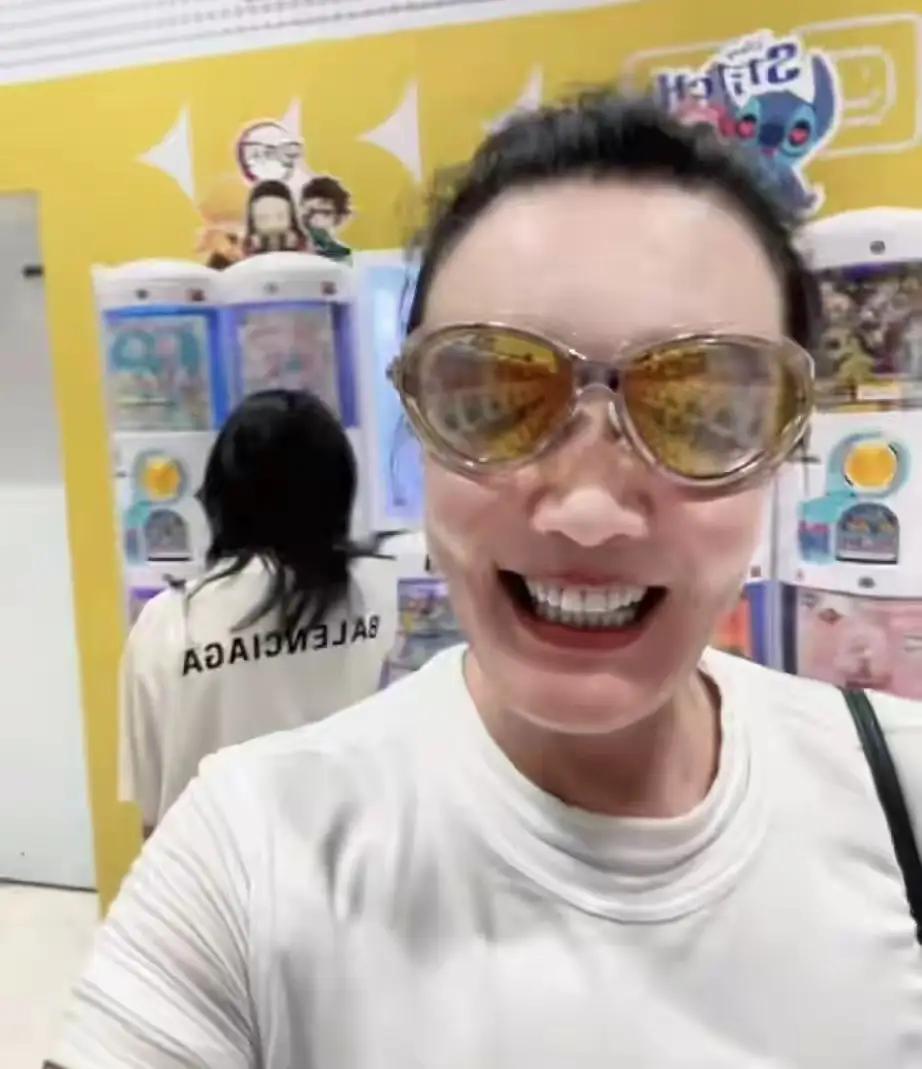 小玥儿太懂事了。跟着奶奶一直在巡店。兰姐两个小时拍了十几个视频，自己忙工作，玥儿