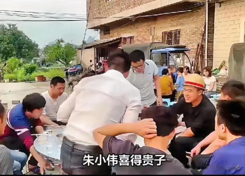 朱小伟当爸后，前妻陈亚男连夜修改网名:“徒手平江山”，根本不把陈萌放在眼里！自己