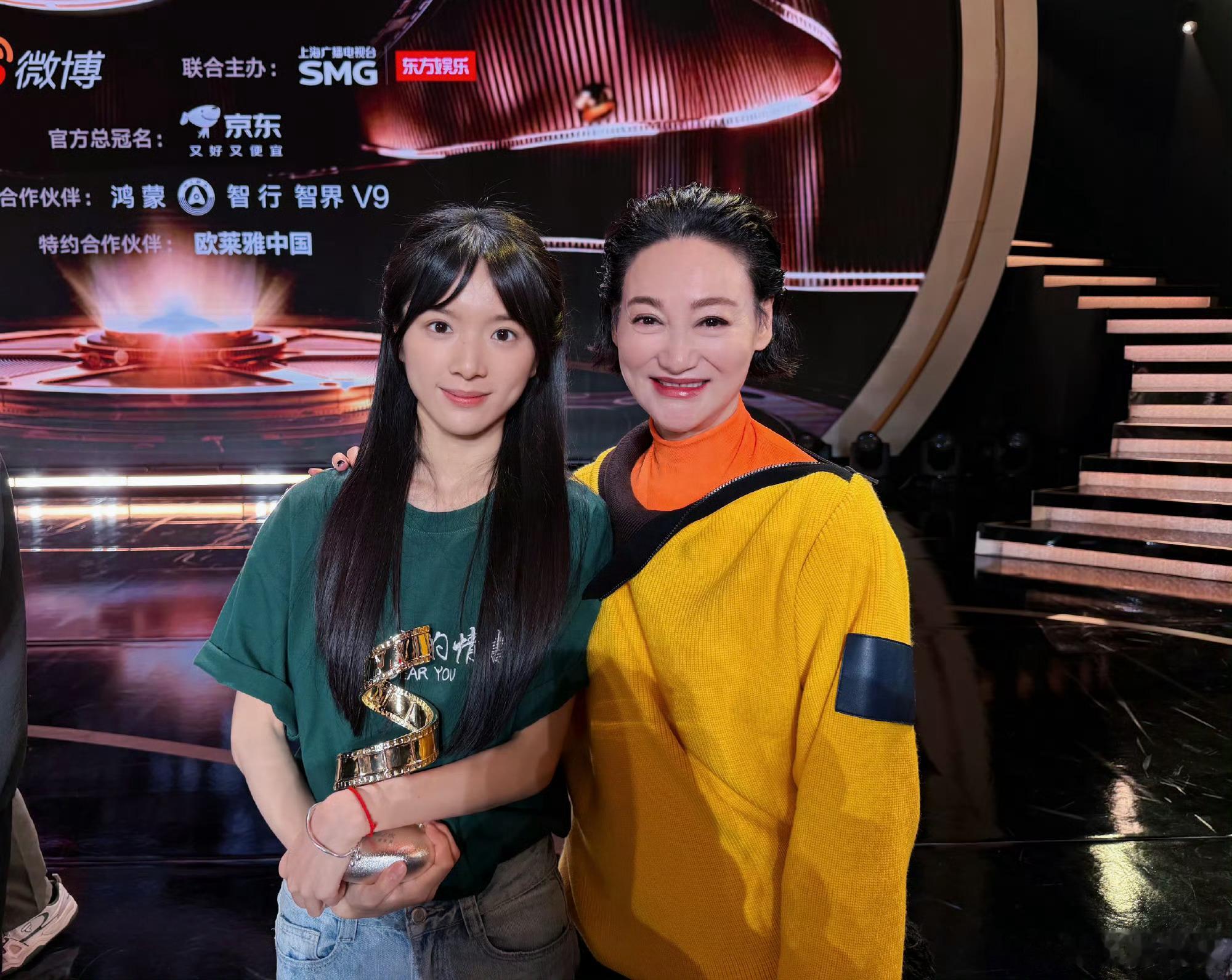 惠英红回复李思潼15日，晒出微博电影之夜和杨千嬅、惠英红的合影，并在评论区表示：