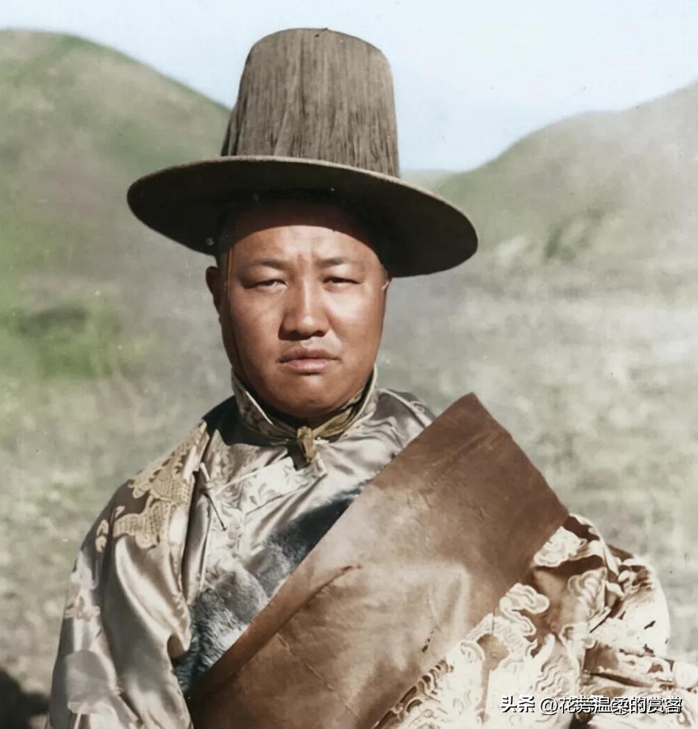 他出身藏族，曾募捐30架战斗机的钱支援抗战，1955年被授予少将军衔。
 
这位