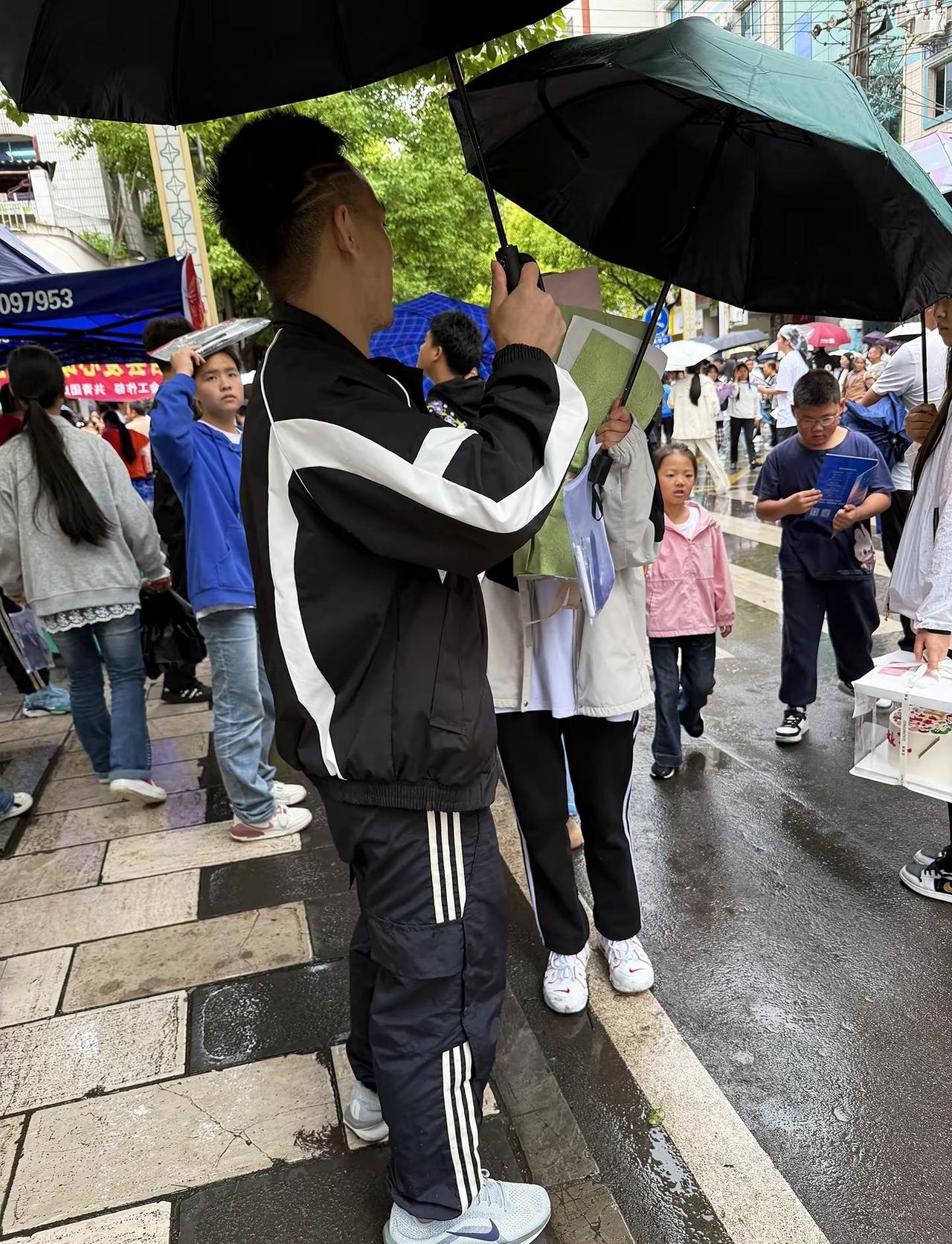 中考只有一次，仪式感必须有，给她一个小惊喜，这一刻不问成绩，不问结果，付出过，努