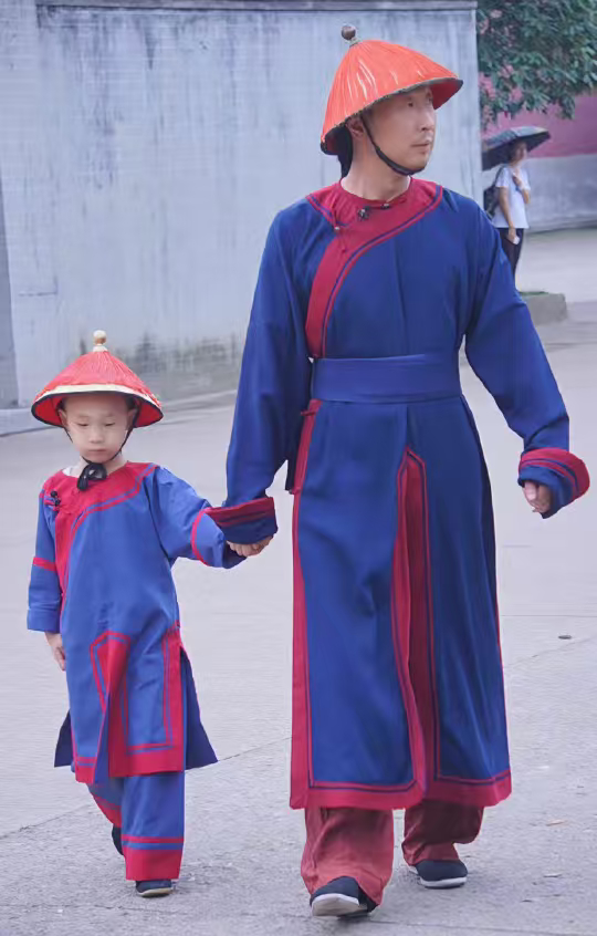 林永健父子俩一模一样林大竣话剧舞台表现力亮眼，长相神态高度撞脸父亲林永健，一出场