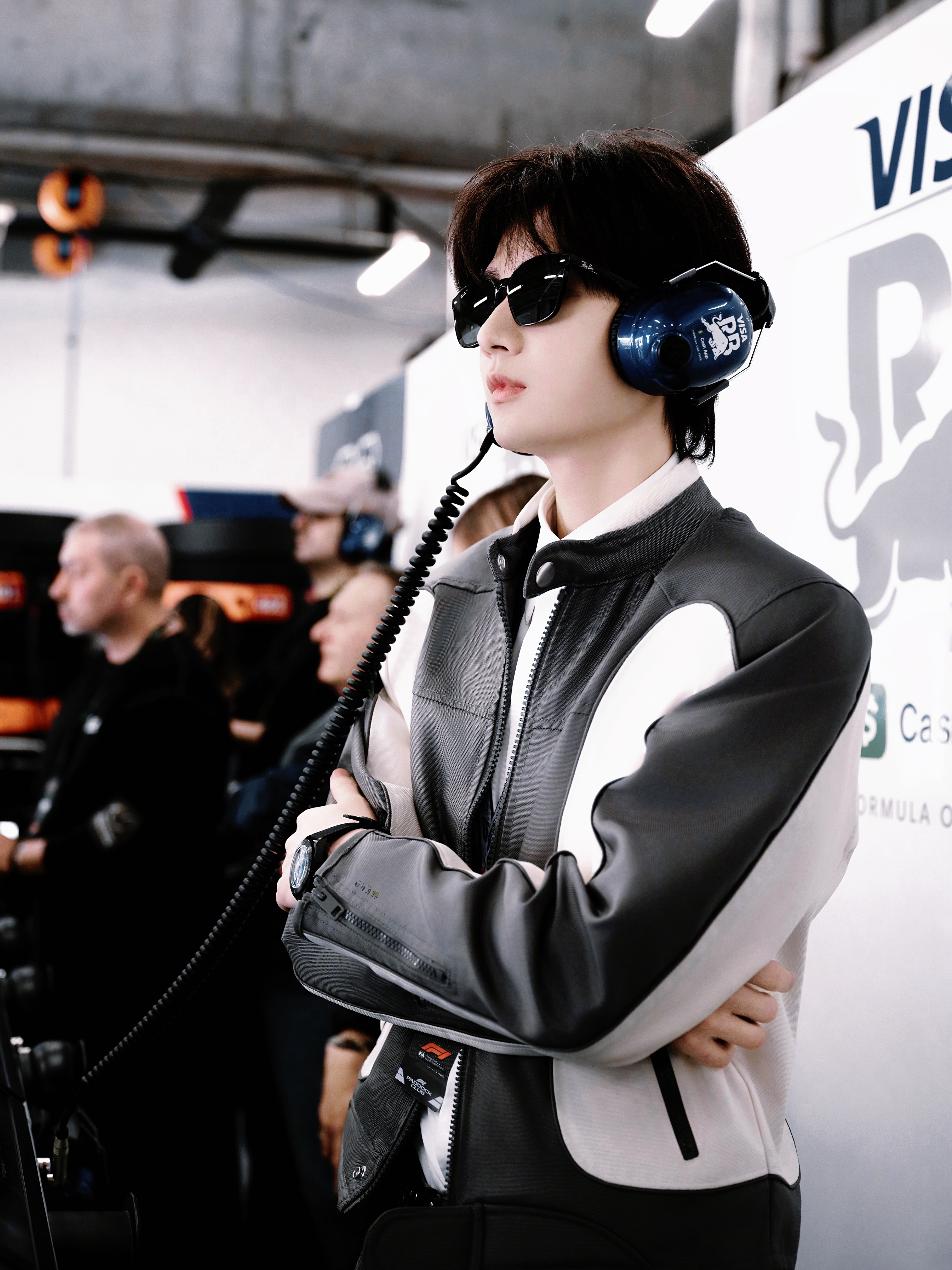 回顾去年成毅出席F1，一身机车服帅炸了！成毅