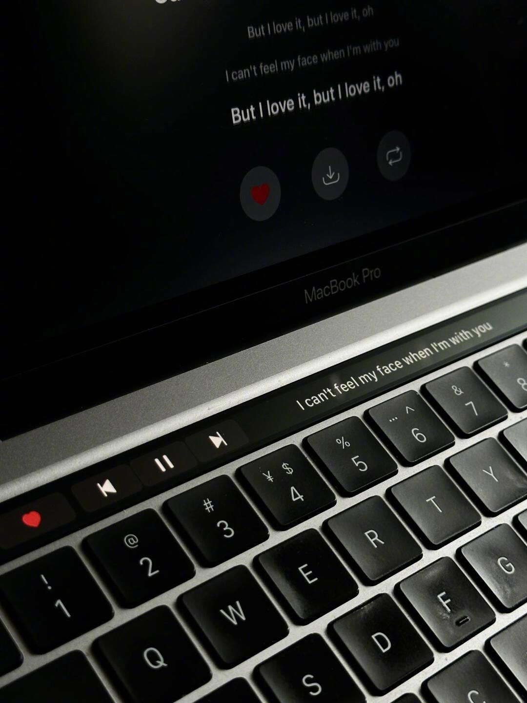 MacBook的Touch Bar确实有点鸡肋，实用性不大，观赏性更强。用了好几