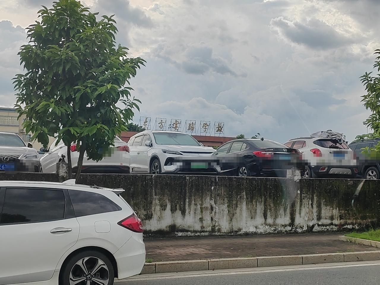这个学校很多人听过却不知道在哪，这是清远市清城区一匹黑马学校！全年级普通高中共计