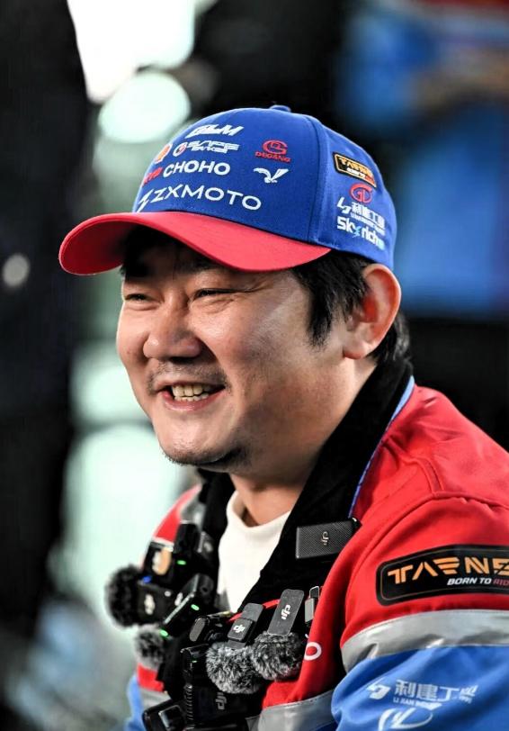 张雪去重庆创业前，曾在浙江一家公司工作4年。他的女老板应儿说：张雪这个人太实诚了