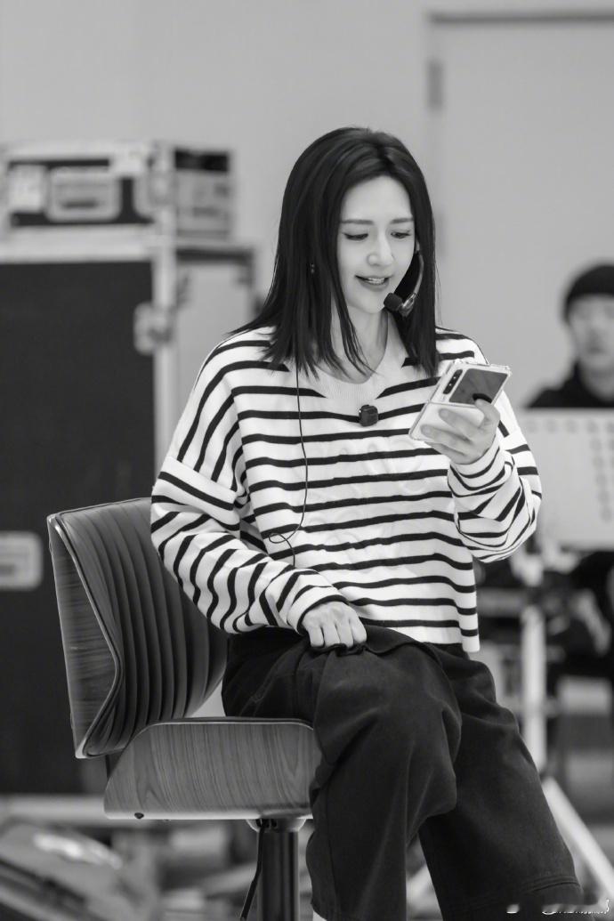 谢娜激动得不知道该说什么、谢娜演唱会训练照快乐能量持续加载中，谢娜携手乐队完成多