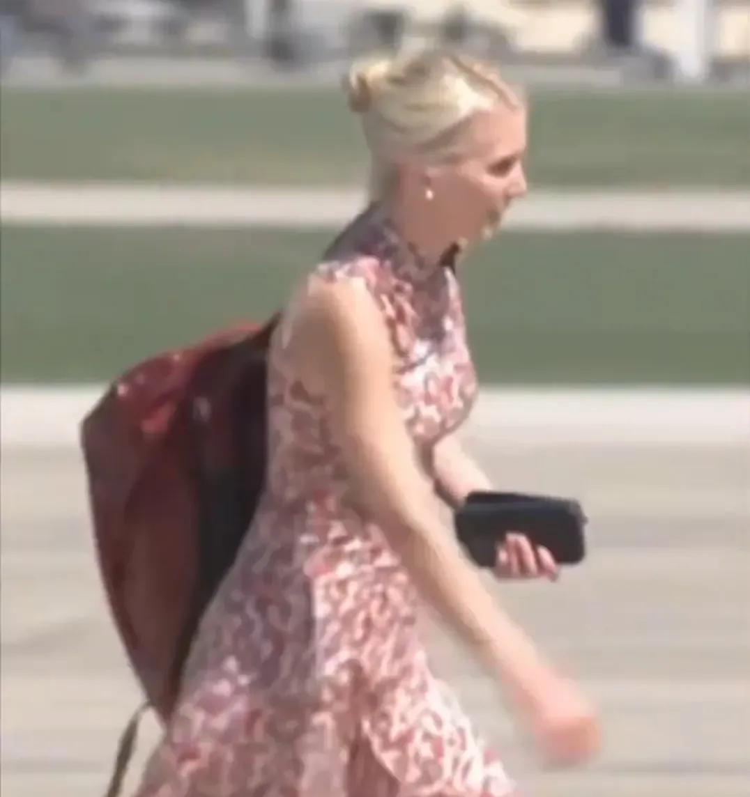 这是特朗普的秘书，她的背包里面是一台小型打印机，随时能够给特朗普打印文件，这也成