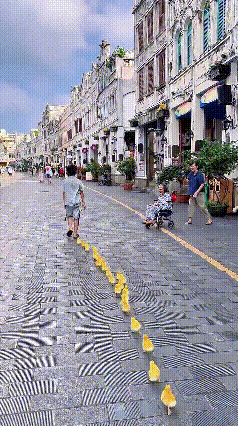 我有一群小黄鸭，
咿呀咿呀哟，
小黄鸭子很听话，
咿呀咿呀哟，
我带小鸭去逛街，