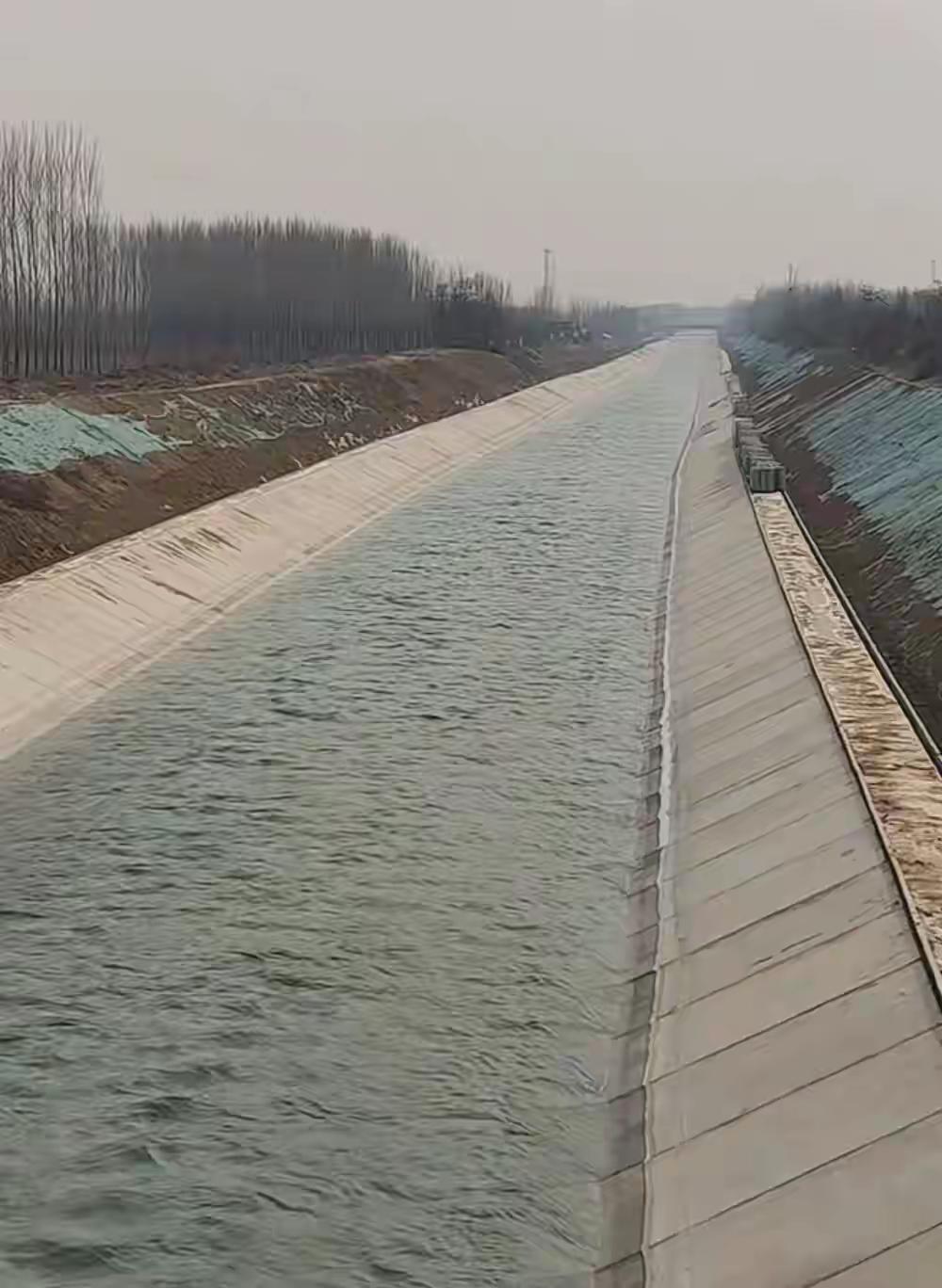 很多大的灌溉工程灌渠和南水北调工程干渠，都是下图这种设计，两侧都是光滑的水泥板，