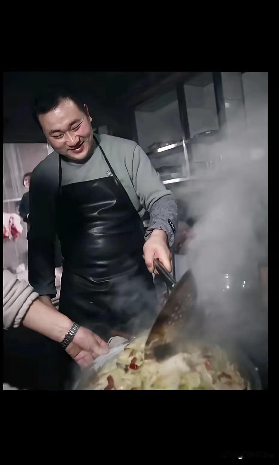 杀猪宴蕞有意思的人出现了，
不是呆呆，
不是洗碗的保时捷大哥，而是
赶来凑热闹的