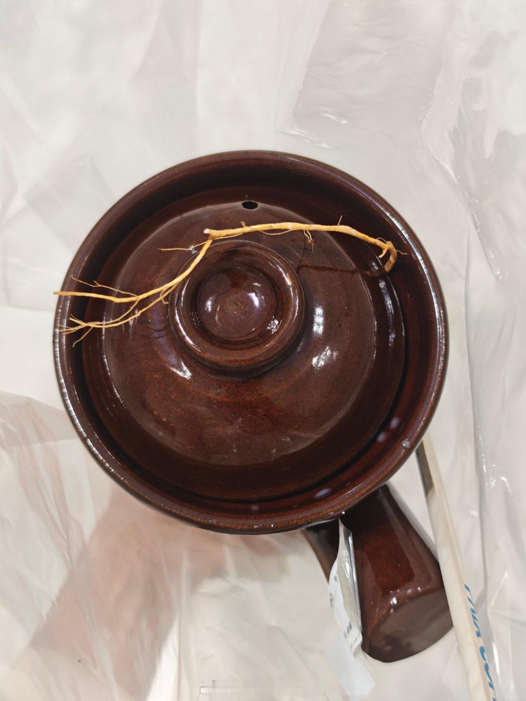 哈哈哈早呀各位~喝了杯抽象的咖啡~你别说~~~这种联名还挺有意思的~~为了个煲买