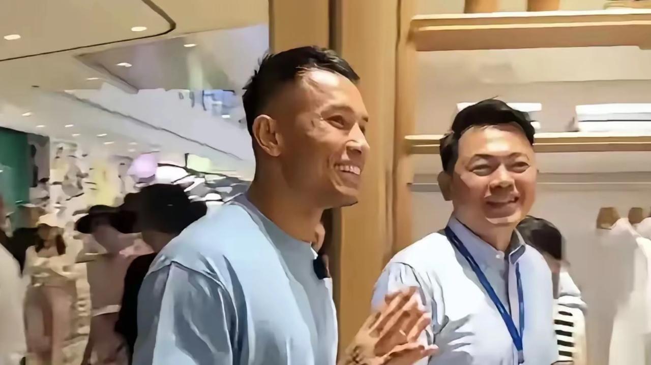 新加坡门将桑尼在中国受到了热烈欢迎，球迷像欢迎英雄一样迎接他。

为什么中国队中