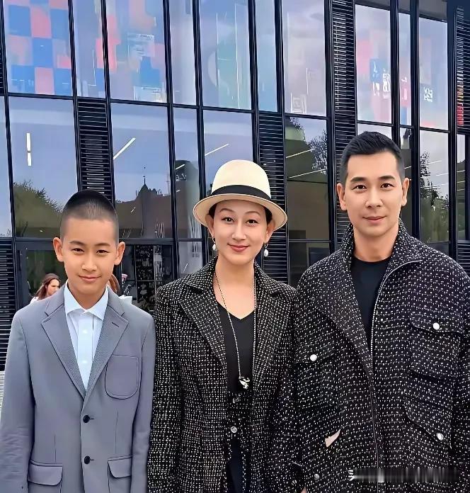 赵文卓夫妻真是最低调的，张丹露和赵文卓结婚20年，生了三个孩子
如今也是把孩子送