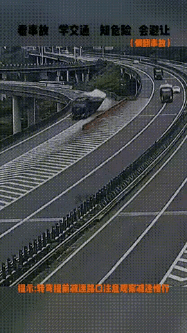 这种情况怎么处理才能避免事故，
是像这样冲过去，还是紧急踩刹车？