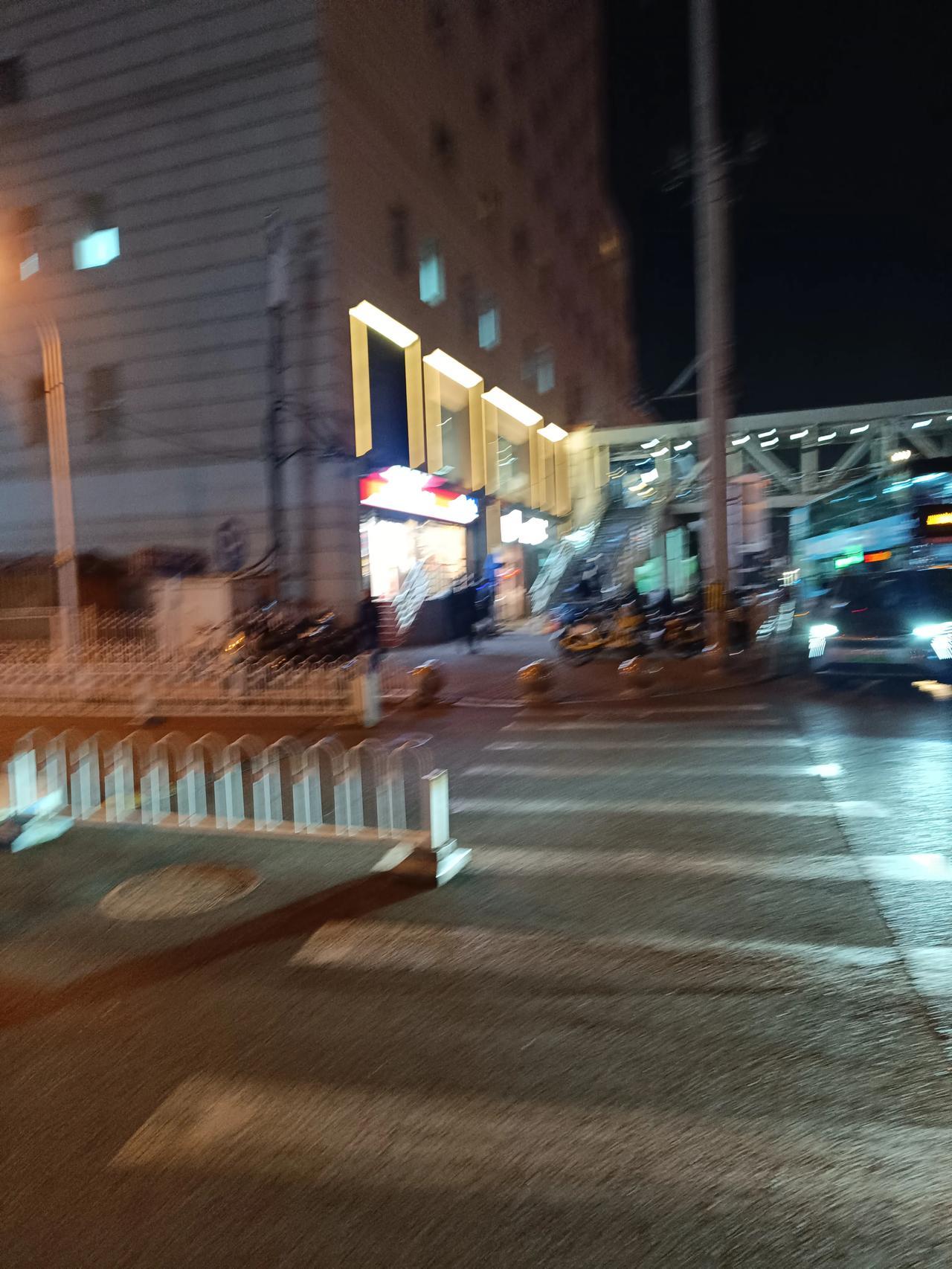 这几天的街头真的是安全感满满的啊，到处都是帽子叔叔，真的是太棒了啊！安全感 街上