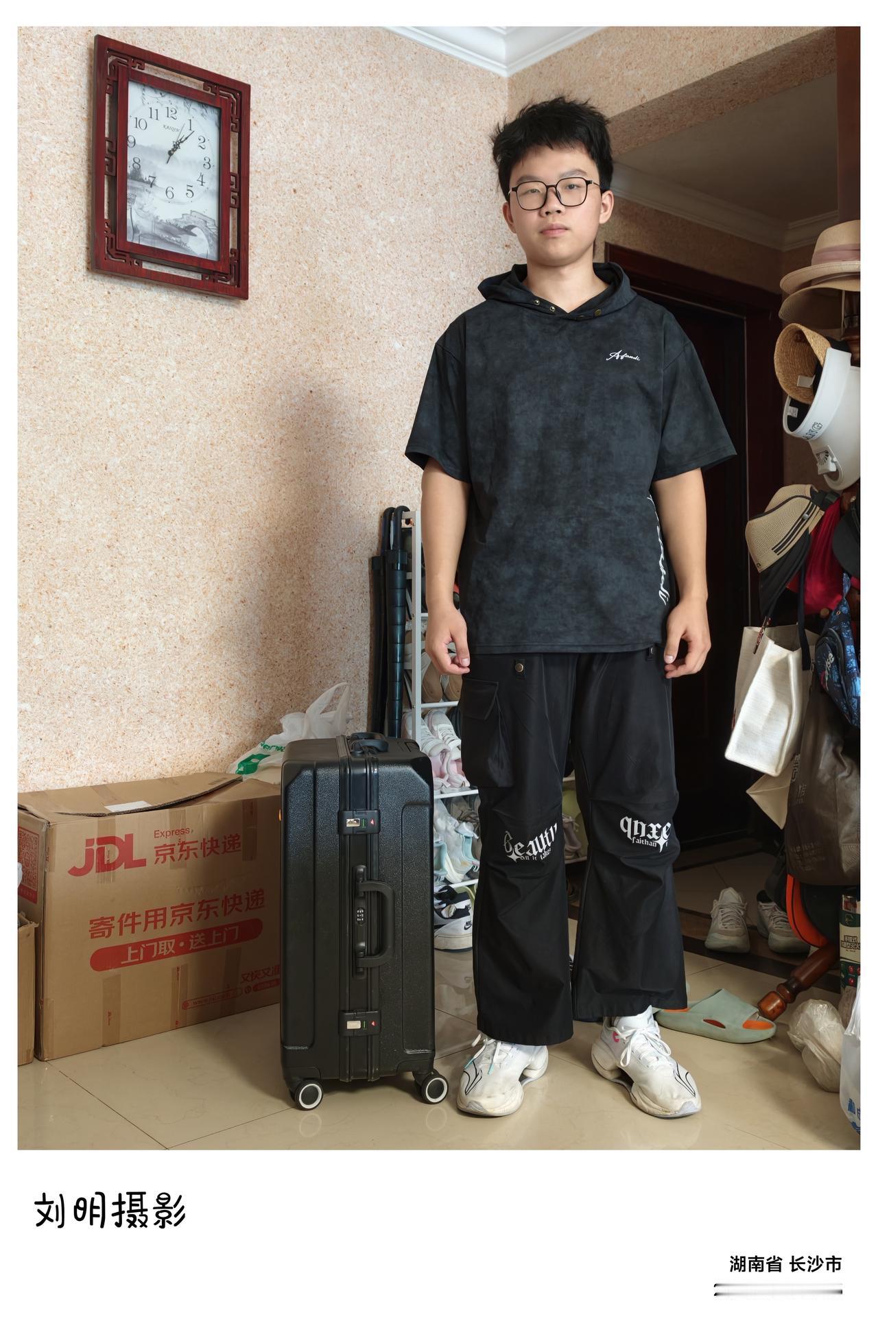 今天是7月16日，长沙蓝天白云，阳光明媚。下午开车送儿子到高铁南站，他将前往吉首