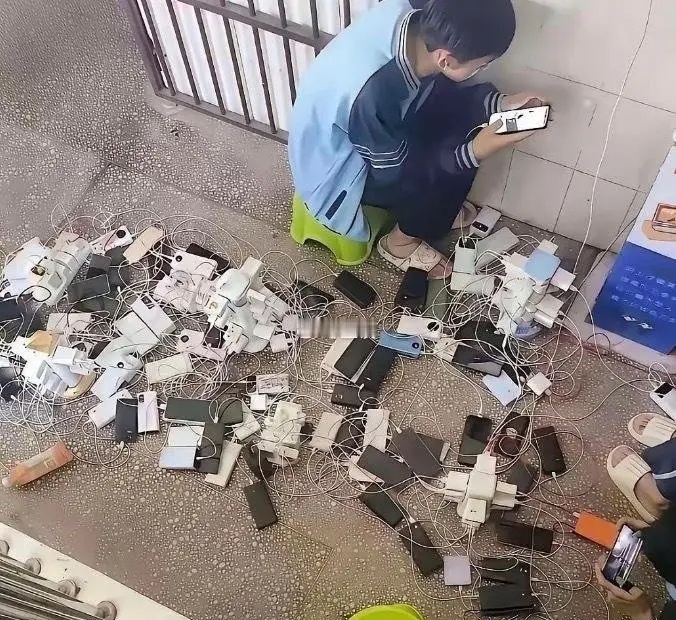 全校唯一一个走读生，得罪谁也不能得罪她啊。 