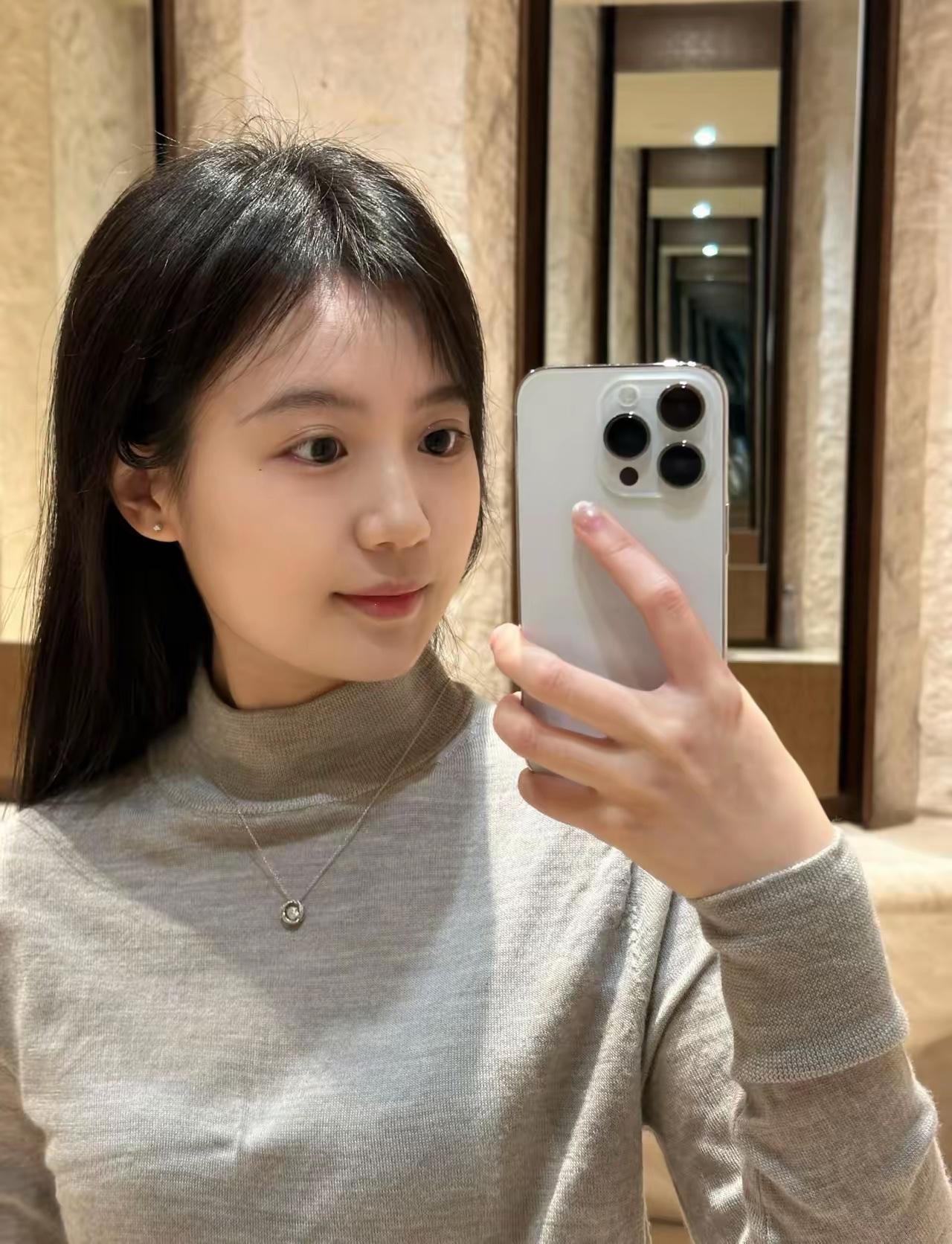 昨天周末去逛街，在包罗万象新买的小吊坠，一眼就相中了，炫耀一下哈哈，美美哒