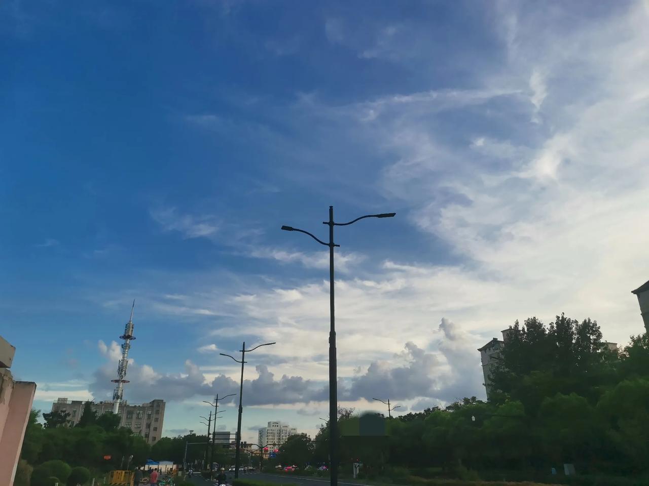 行走在外，太喜欢仰望天空，与它每一次相遇，总能碰撞出无限遐想。
日子如常，行云流