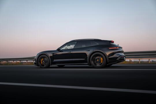 小米Yu7路跑曝光？这叫suv还是旅行呢？