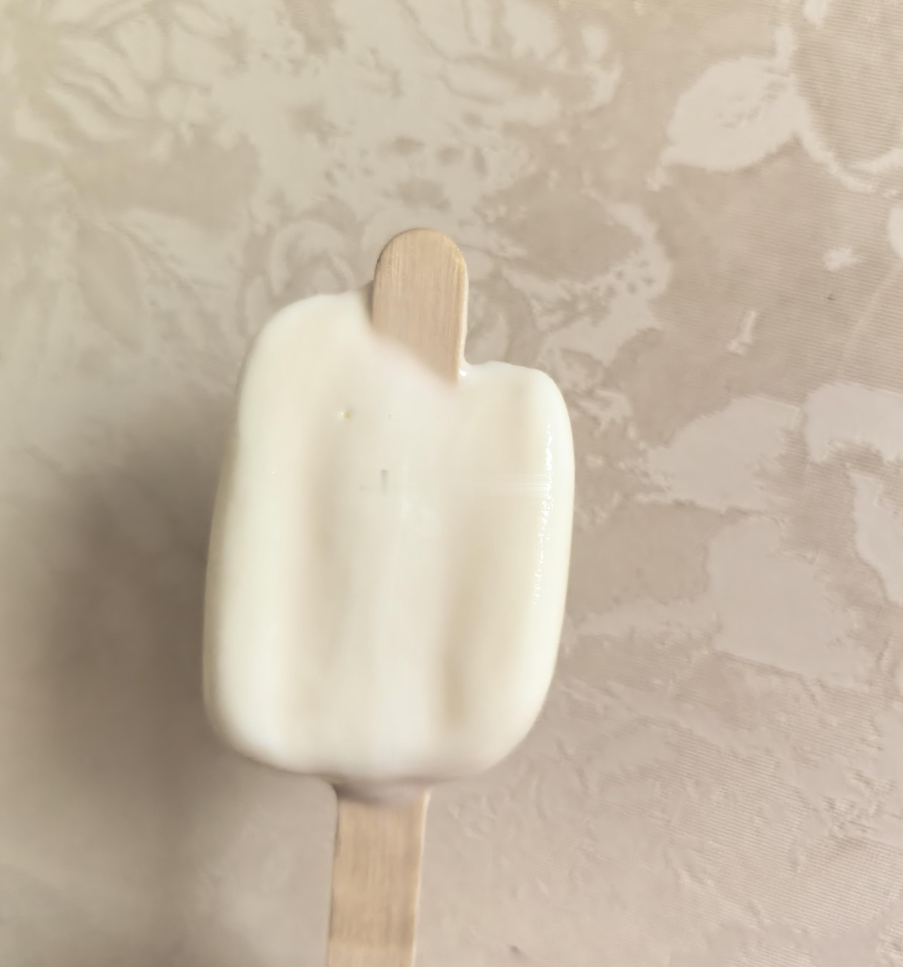 现在天太热了。雪糕不用吃就化成这样了。没整，太热。 