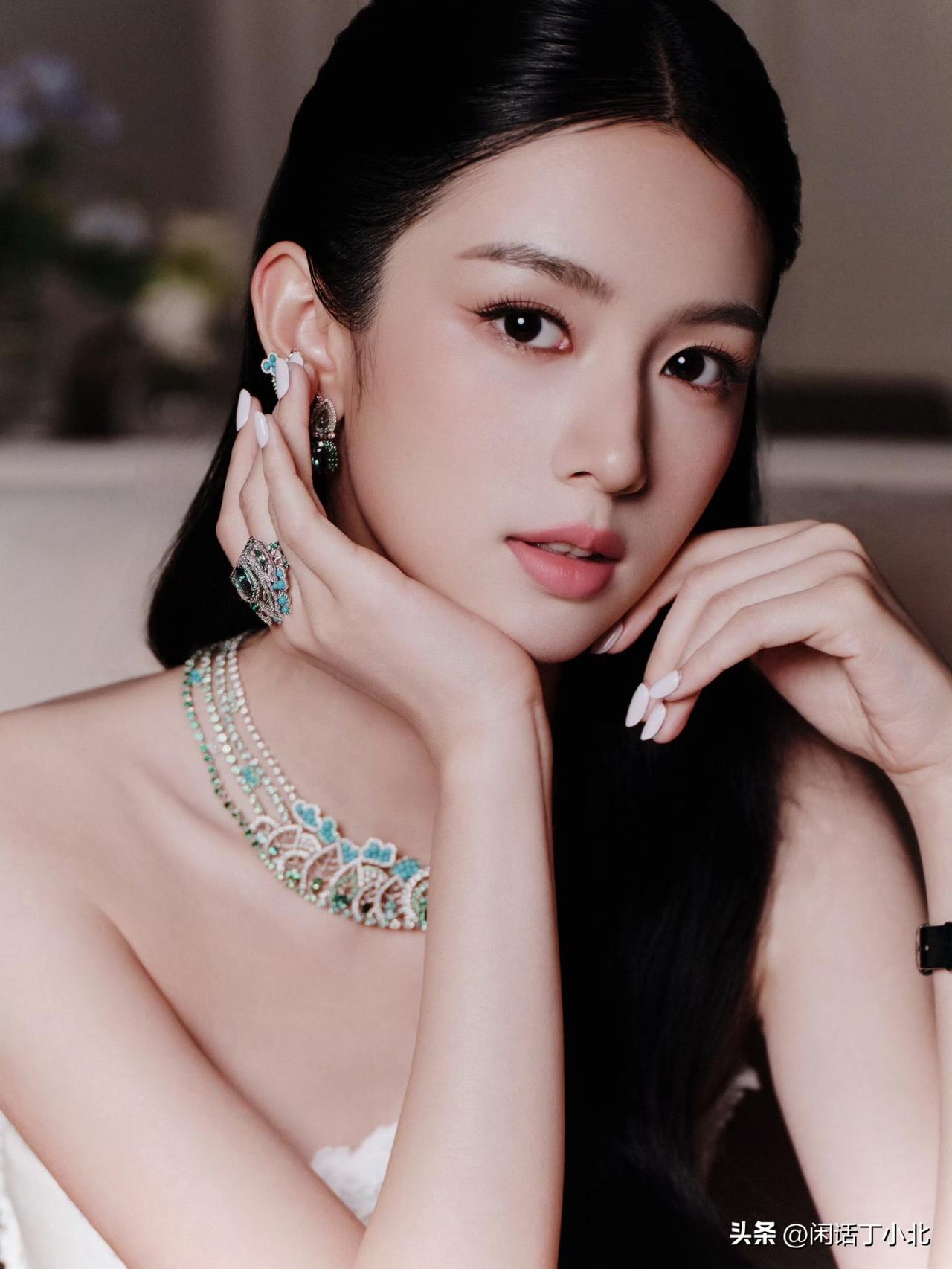 内娱资讯，3月18日，Dior品牌大使周也现身苏州高级珠宝晚宴，以一袭Dior 