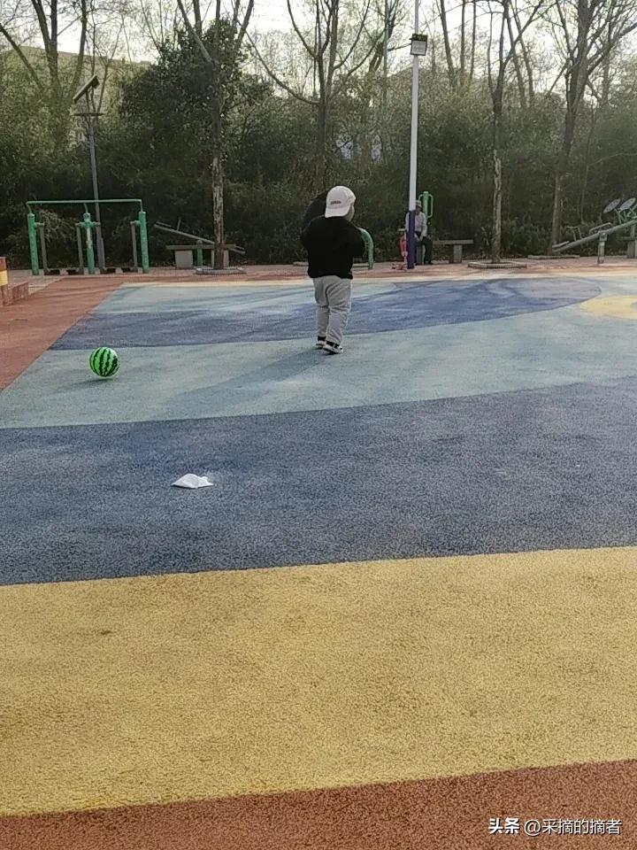 今天下午，日照市气温回升，18度的天气适合溜娃，让我娃瘦瘦