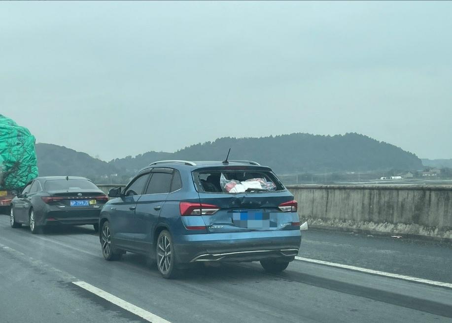 糟糕！后风挡玻璃掉了，不知道车里的大哥他知不知道……是掉哪里了？【来自懂车帝车友