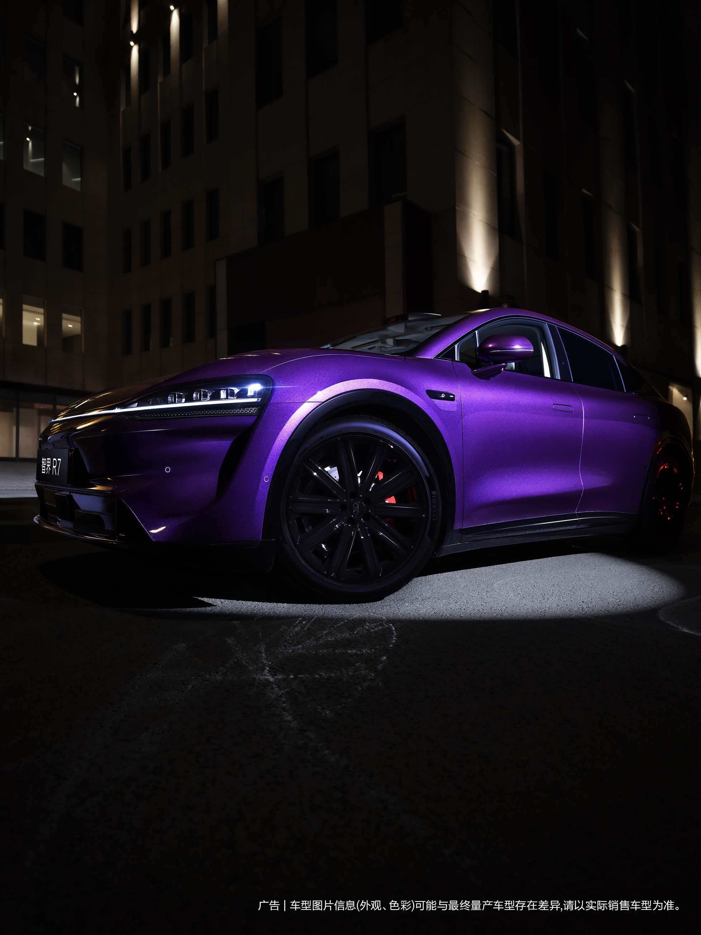 智界R7暗夜紫实车 老乡王玉雯，又晒出了智界R7暗夜紫实车，光影下随角异色尽显先