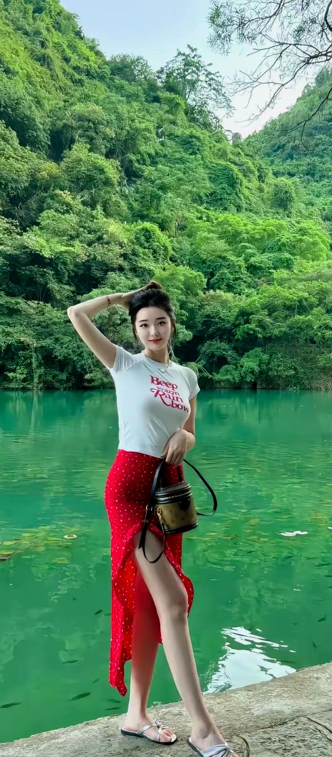 家乡美:红裙映碧水，绿意满山川。