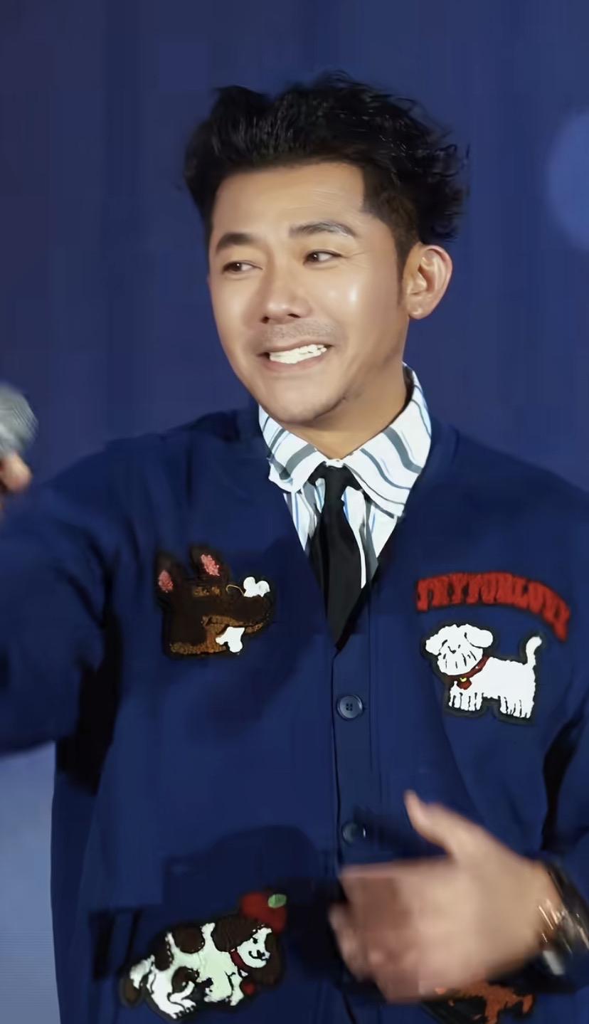 我印象中的安琥是这样的（图二）。
再次刷到他唱歌，一开始我是没认出来。

上高中