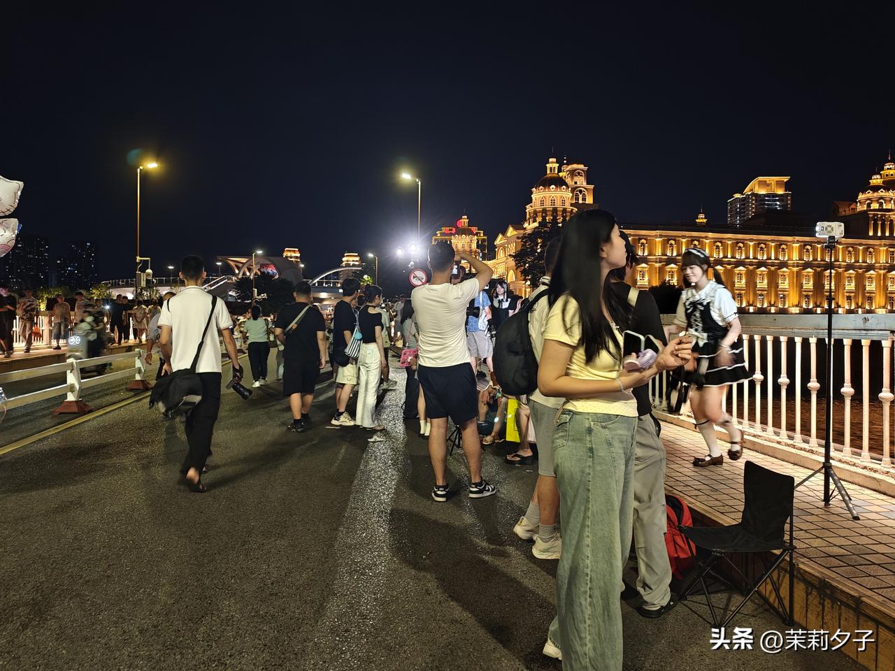 福州中洲岛每天晚上亮灯时就有不少来游客打卡，一些年轻人找到新商机，背着相机、灯给