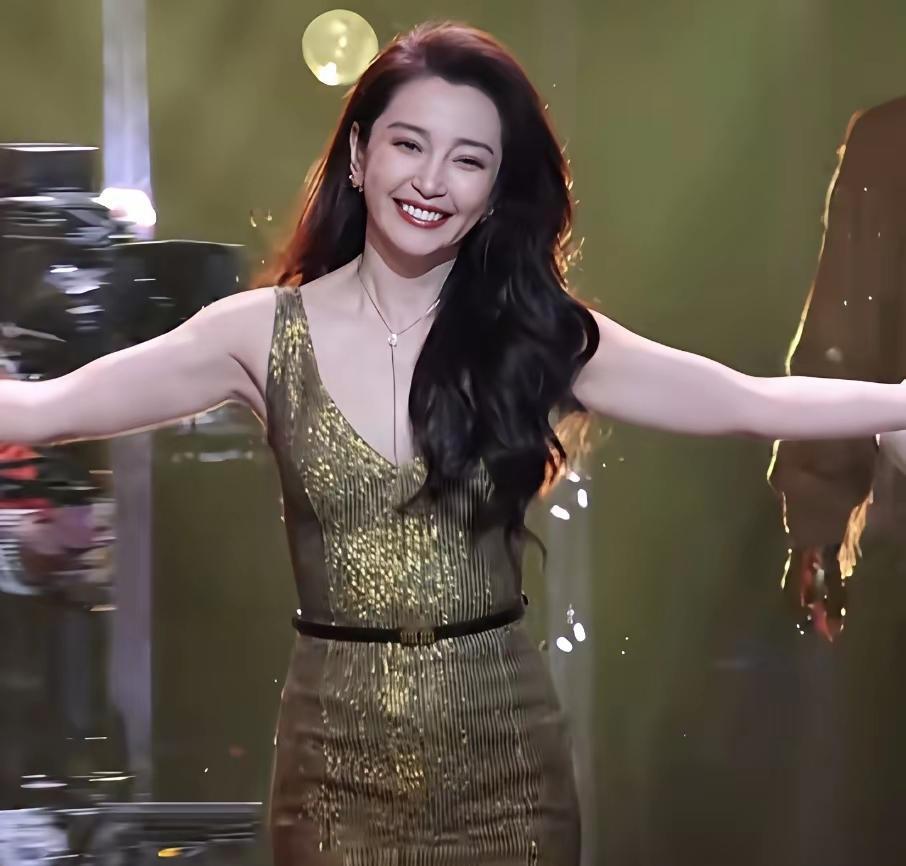 刷到李冰冰巴黎欧莱雅活动图，
我盯着屏幕看了3遍都没缓过来。
 
53岁啊，
穿