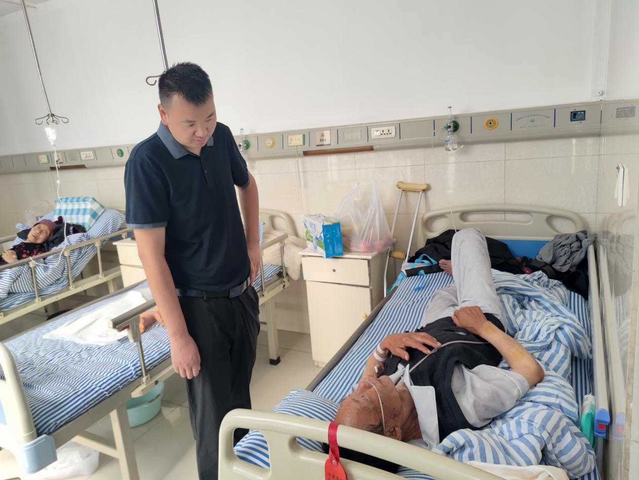 旺苍县退役军人事务局看望慰问住院退役军人
    
近日，旺苍县退役军人事务局组
