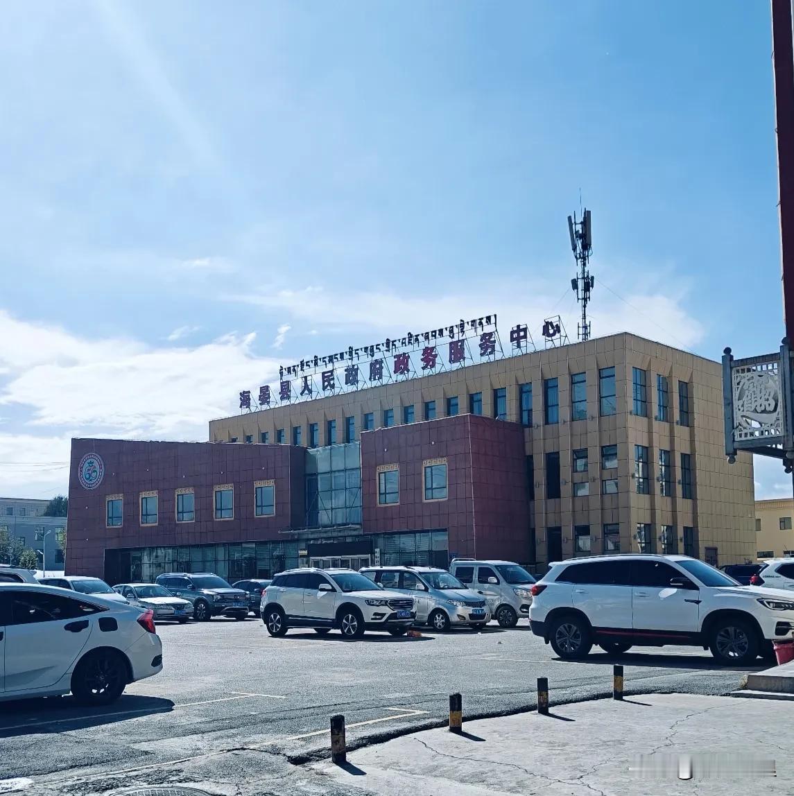 没有打车软件，只能路边等车，或者是记住司机的电话，给打电话叫车！也不用打表，县内
