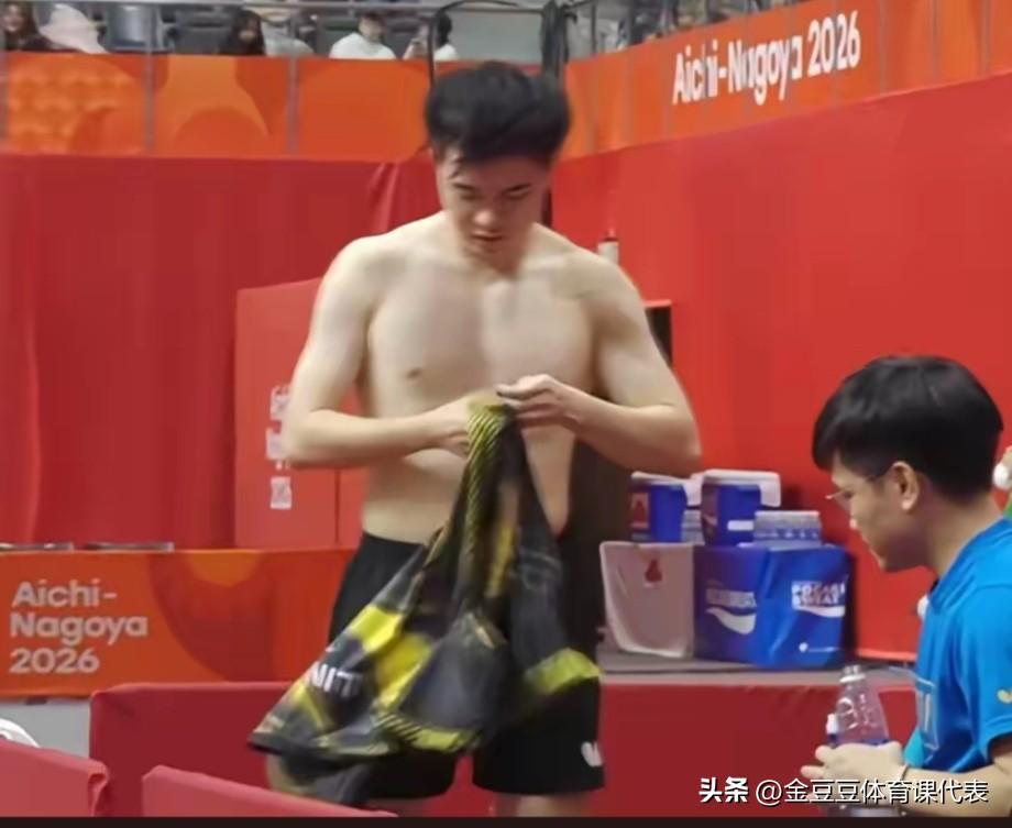 太搞笑了，林昀儒原来一个儒雅的糙人。平时看他腼腆话都说不利索。可是这次当众管衣服